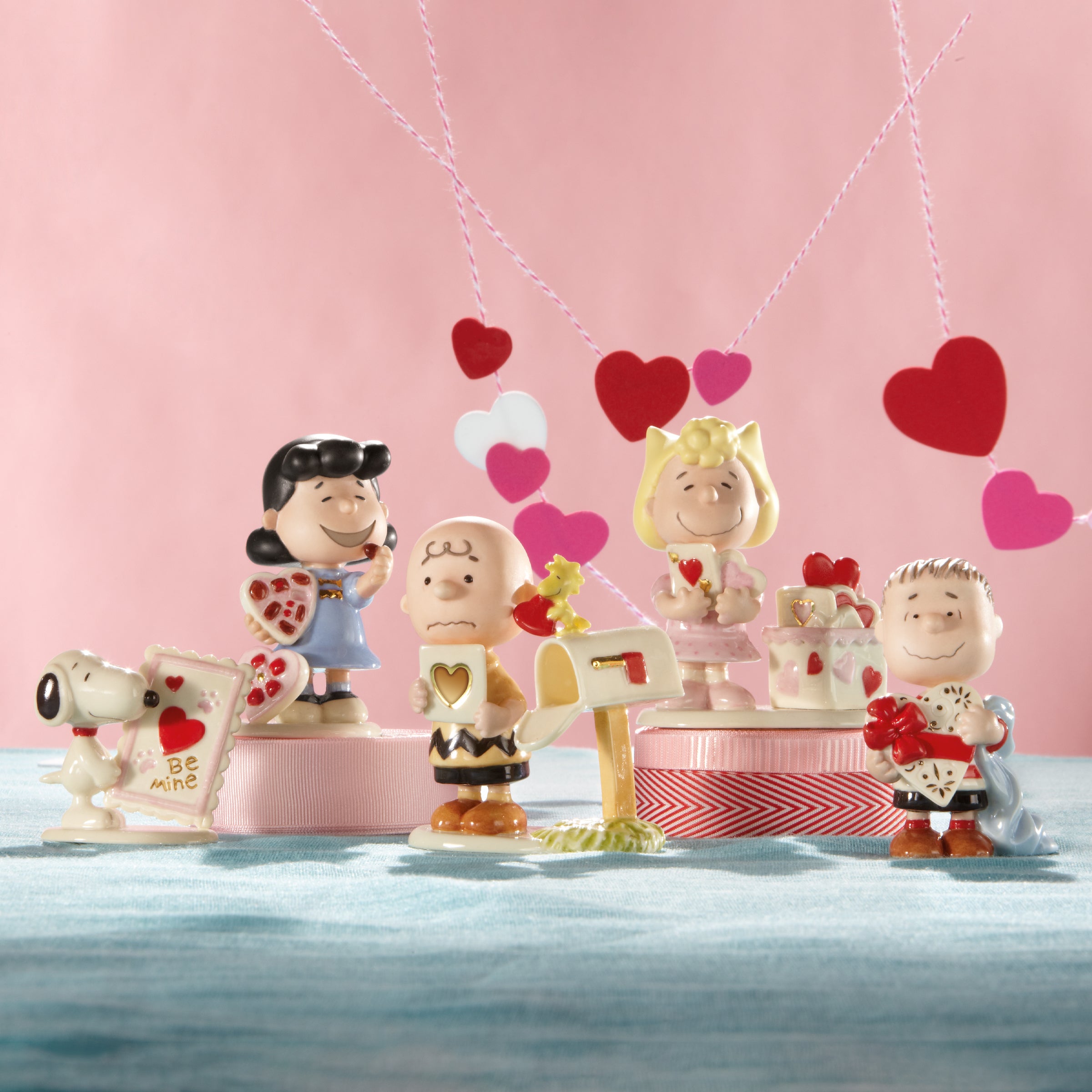 Peanuts 5 Piece Valentine's Figurine Set - Image 2
